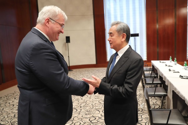 وزير الخارجية الصيني: يجب على الصين وأوكرانيا الحفاظ على تطور مستقر وسليم في علاقاتهما الثنائية