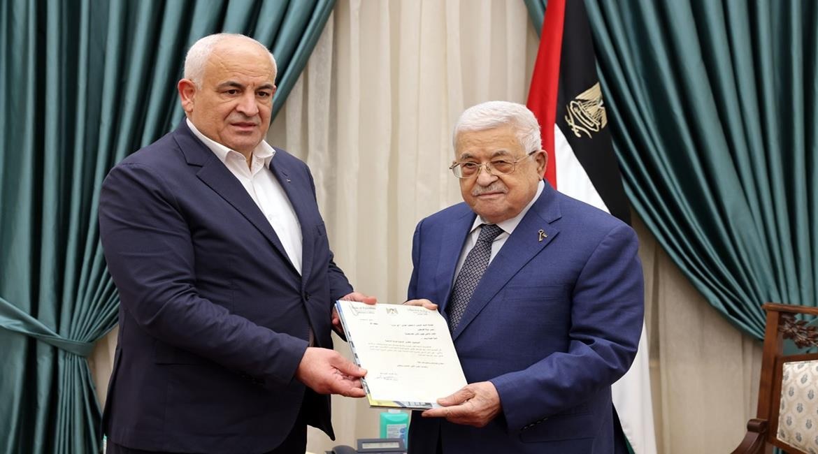 الرئيس محمود عباس يتسلم التقرير السنوي لوزارة الداخلية 2025