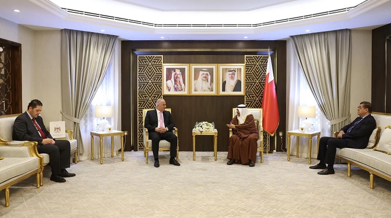 السفير عارف صالح يطلع رئيس مجلس الشورى البحريني على آخر التطورات
