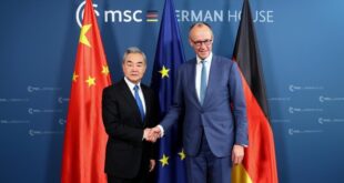 وزير الخارجية الصيني يدعو ألمانيا إلى أن تصبح قوة دافعة للتعاون بين الصين وأوروبا