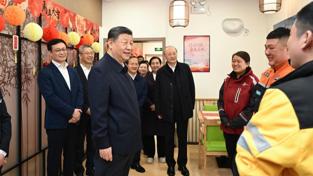 شي يشيد بالعمل الجاد لعمال التوصيل خلال جولة تفقدية في بكين