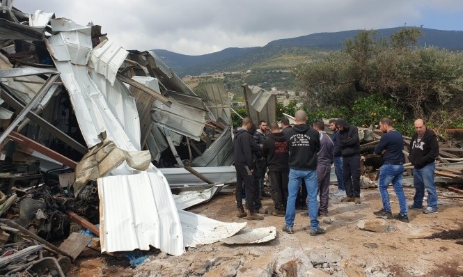 الاحتلال يقتلع عشرات أشجار الزيتون في إذنا ويخطر باقتلاع آلاف الأشجار على امتداد جدار الفصل العنصري
