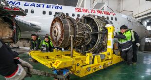 "طبيب طائرات" من جيل ما بعد الألفية يسهر على ضمان سفر آمن خلال موسم عيد الربيع