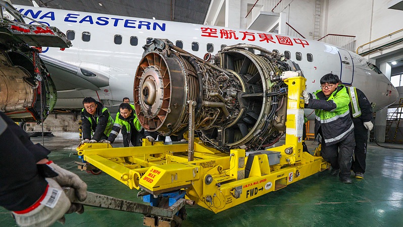 "طبيب طائرات" من جيل ما بعد الألفية يسهر على ضمان سفر آمن خلال موسم عيد الربيع