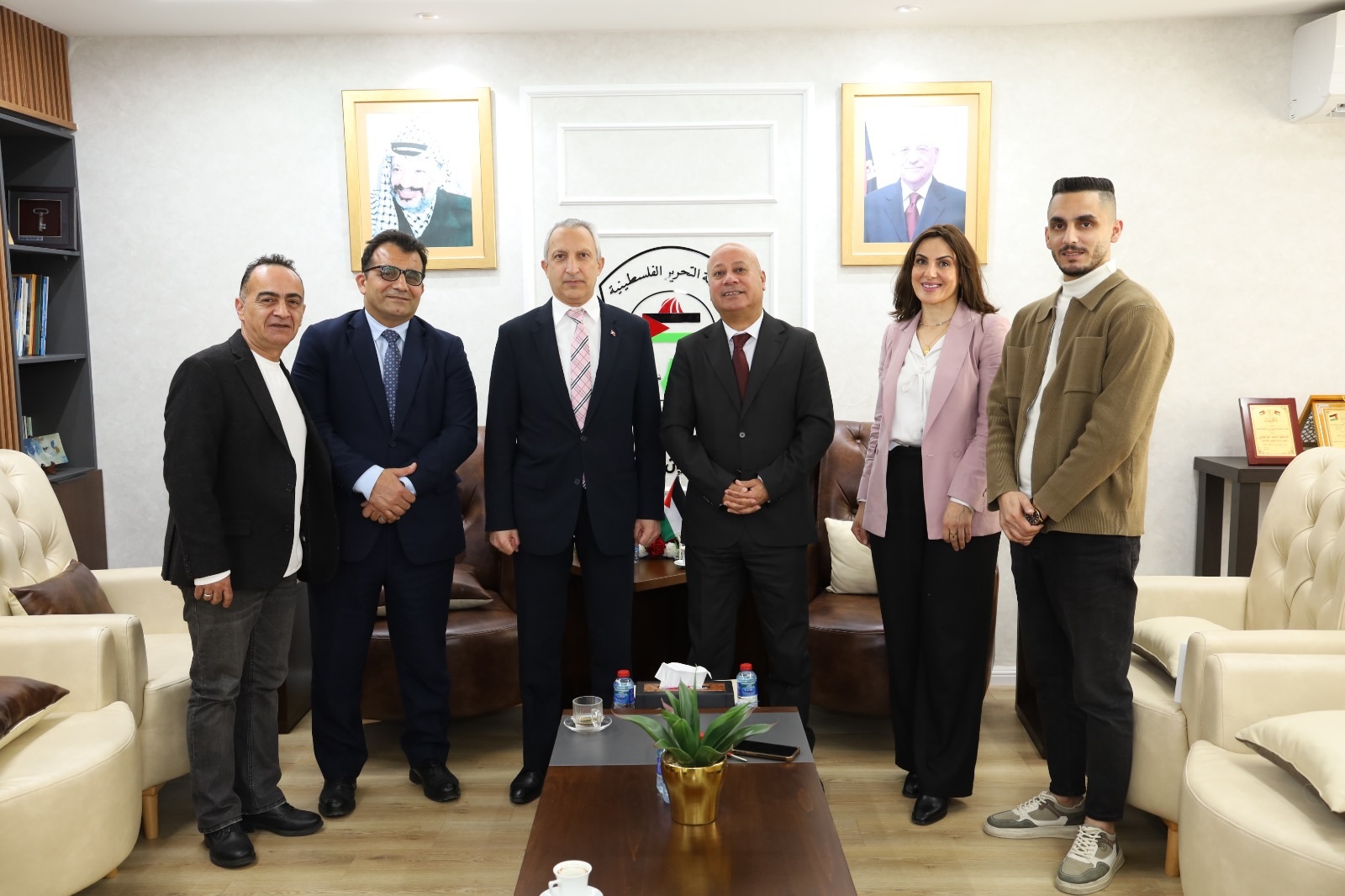 أحمد أبو هولي يبحث مع السفير التركي أوضاع المخيمات وتداعيات الأزمة المالية للأونروا