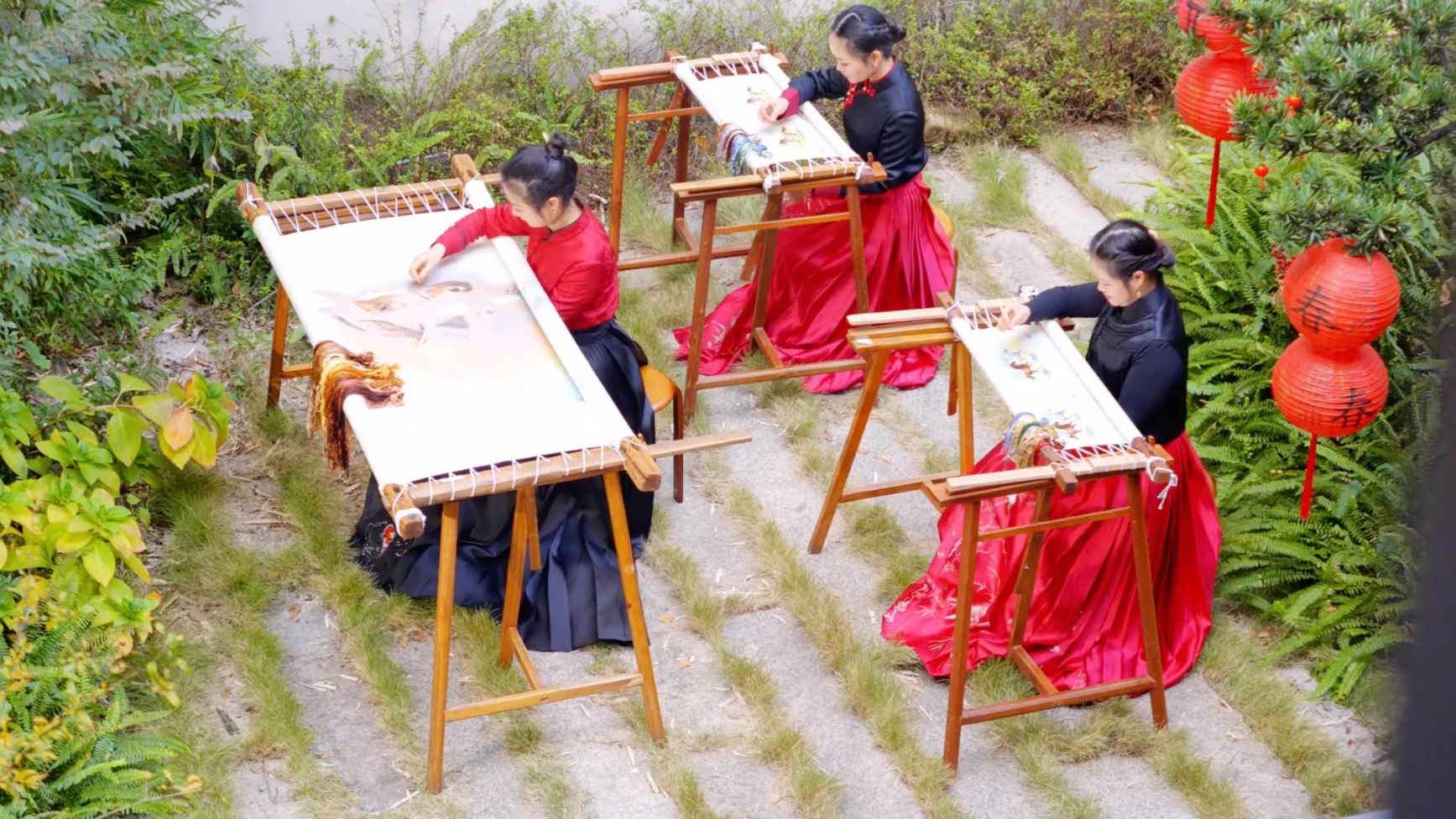 فنانو تطريز هونان يصنعون أعمالا مستوحاة من الخيول بطريقة مبتكرة احتفالا بعيد الربيع