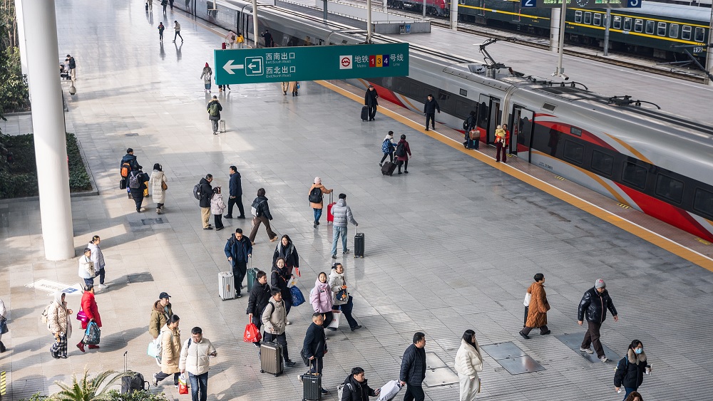 موسم السفر خلال عيد الربيع الصيني يدخل اليوم الثاني مع تنظيم سلس لحركة النقل