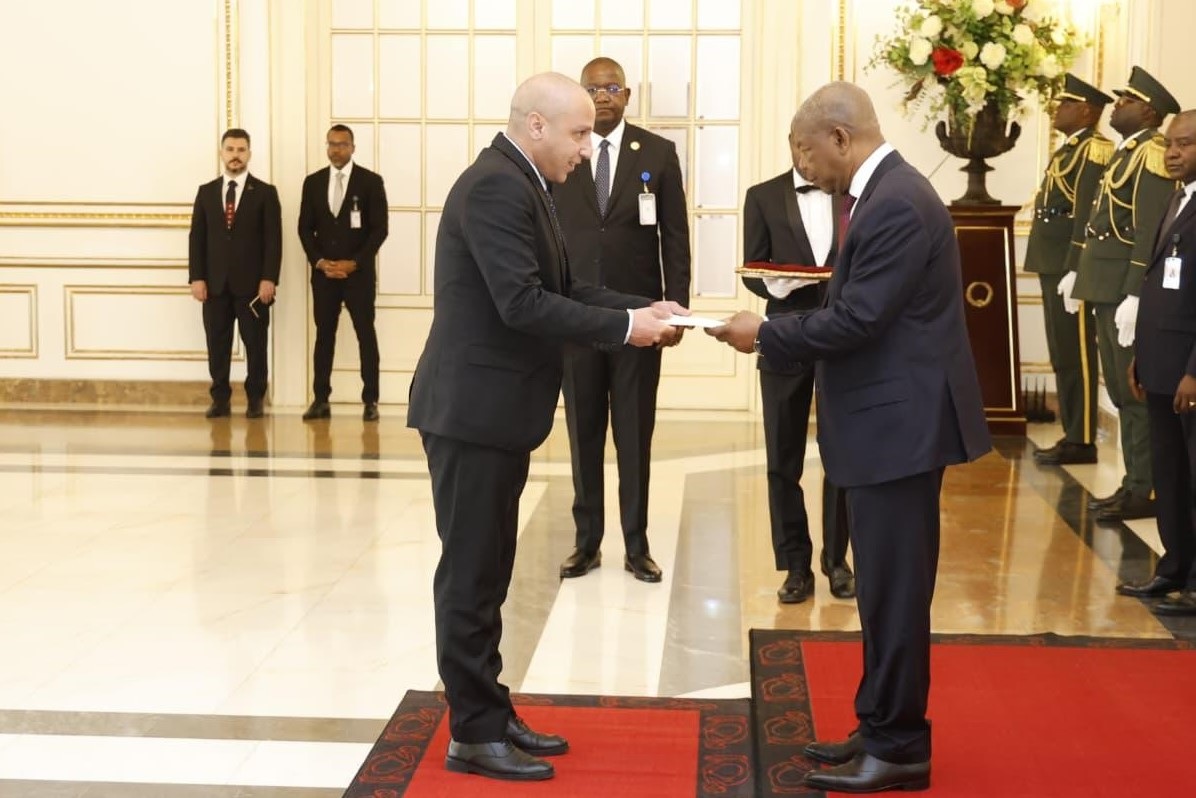 السفير شريف ملوح يقدم أوراق اعتماده إلى الرئيس الأنغولي سفيرا مفوضا فوق العادة لدولة فلسطين
