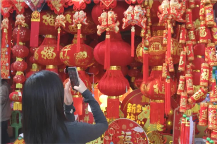 من مهرجان الأضواء في بكين إلى عروض ديزني لاند في كاليفورنيا… عيد الربيع الصيني يحفز النشاط الاقتصادي محليا وعالميا