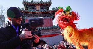 عندما يلتقي "السفر إلى الصين" بعيد الربيع.. زوار دوليون يكتشفون تجربة سفر أكثر ثراء