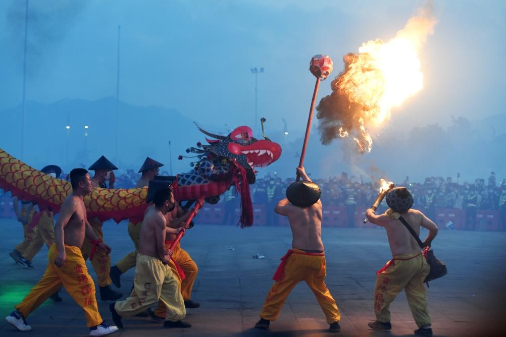 رقصة التنين في منطقة قوانغشي جنوبي الصين