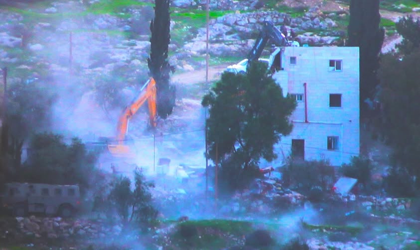 الاحتلال يهدم منزلا من 3 طوابق في ترقوميا غرب الخليل