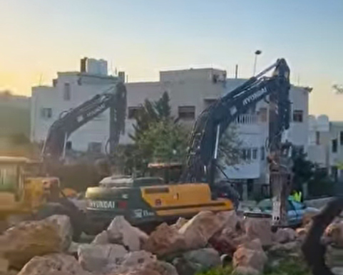 جرافات الاحتلال تهدم عمارة سكنية في مدينة الخليل