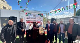 محافظ طولكرم عبد الله كميل ووزيرة التنمية الاجتماعية يسلمان ثلاثة منازل لعائلة نازحة من مخيم نور شمس