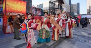 إقامة مهرجان للاحتفال بعيد الربيع في بكين