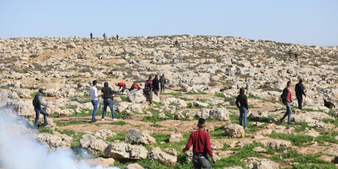 مستوطنون وجنود الاحتلال يهاجمون قرية المغير شمال شرق رام الله