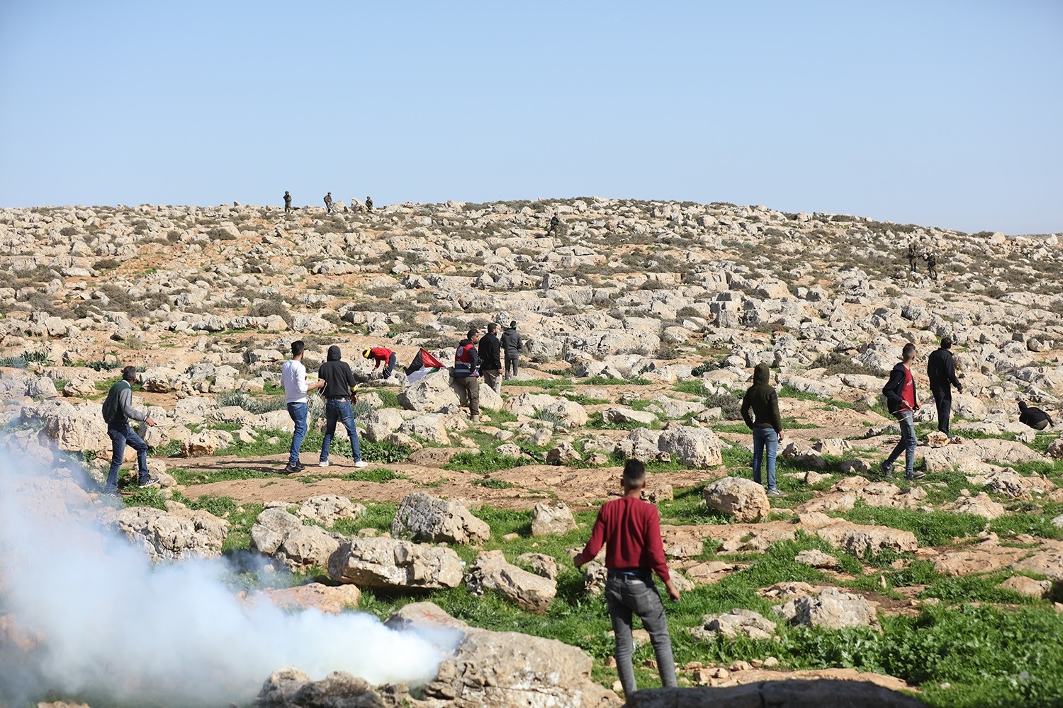 مستوطنون وجنود الاحتلال يهاجمون قرية المغير شمال شرق رام الله