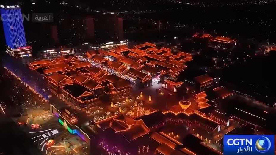 سوق المشتريات الخاصة بعيد الربيع لساحة الثقافة في ينتشوان بمنطقة نينغشيا شمال غربي الصين