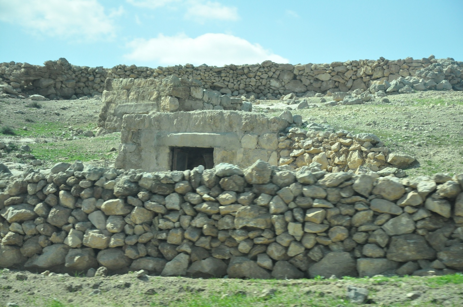 الاحتلال يسلم إخطارا "بوضع اليد" على تل ماعين الأثري بمسافر يطا جنوب الخليل
