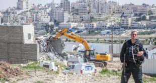الاحتلال يخطر بإخلاء وهدم أكثر من 20 منزلا ومنشأة في عناتا شمال القدس