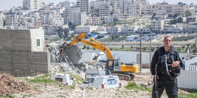 الاحتلال يخطر بإخلاء وهدم أكثر من 20 منزلا ومنشأة في عناتا شمال القدس