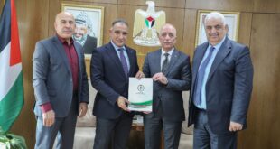 رئيس سلطة الأراضي يسلّم تخصيص مجموعة قطع أراضٍ لصالح سلطة الطاقة بموجب مرسوم رئاسي