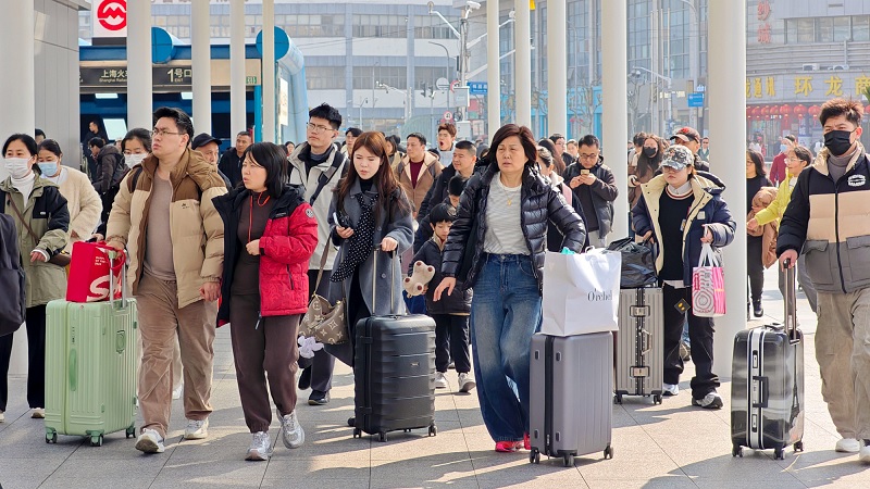الرحلات الداخلية عبر المناطق في جميع أنحاء الصين تتجاوز 270 مليون رحلة في آخر يوم عمل قبل بدء العطلة الطويلة