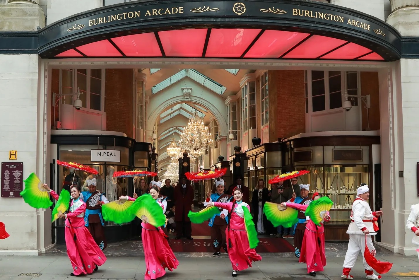 رقصة طبلة الخصر تُضفي بهجة على احتفالات رأس السنة الصينية الجديدة في لندن