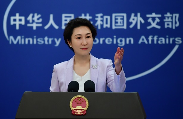 الصين تدعو باكستان وأفغانستان إلى التوصل إلى وقف إطلاق النار