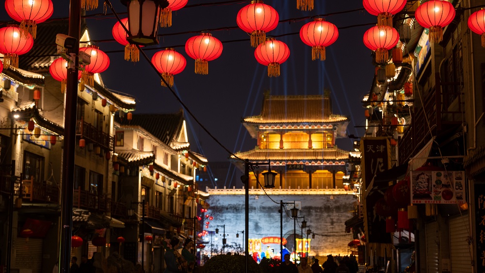 أجواء احتفالية تملأ الشوارع في عموم الصين قبيل عيد الربيع