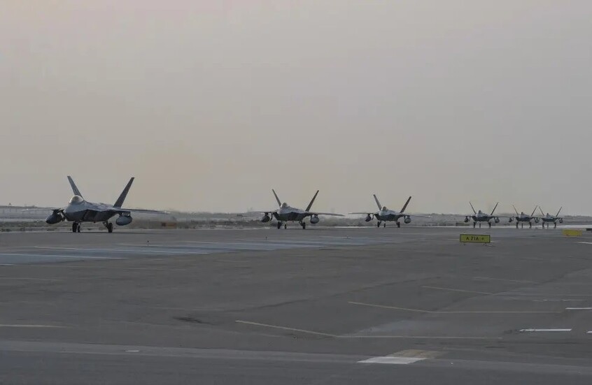 تحسبا للتطورات مع إيران.. هبوط 12 مقاتلة إف 22 أمريكية في قاعدة جوية جنوب إسرائيل