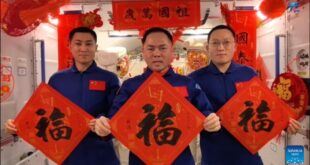 طاقم محطة الفضاء الصينية يستقبل عام الحصان بأطيب التمنيات وكعكة طازجة