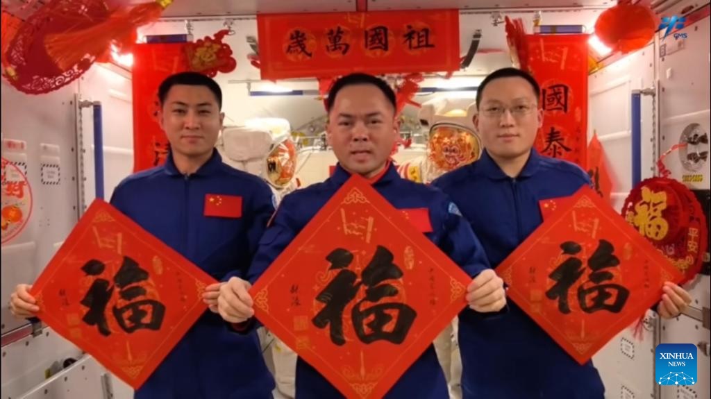 طاقم محطة الفضاء الصينية يستقبل عام الحصان بأطيب التمنيات وكعكة طازجة