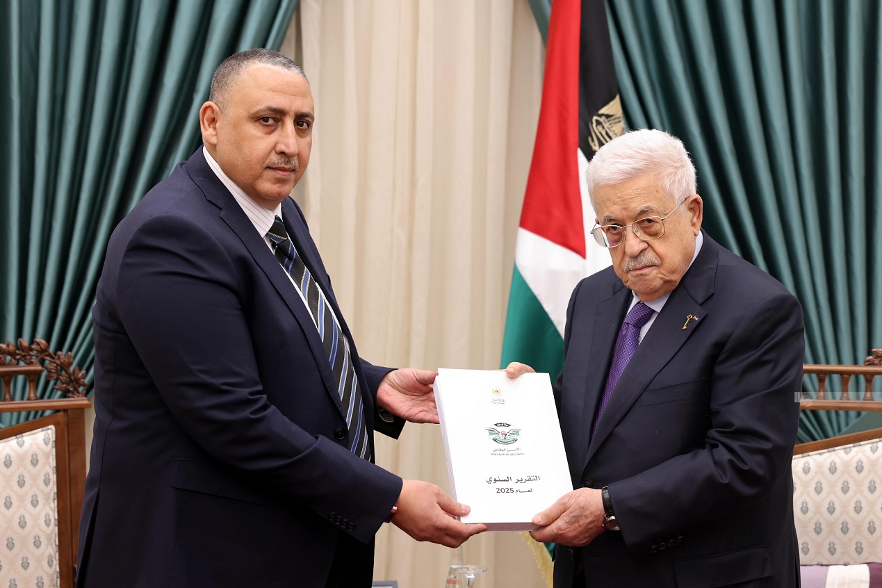 سيادة الرئيس محمود عباس يتسلم التقرير السنوي لجهاز الأمن الوقائي