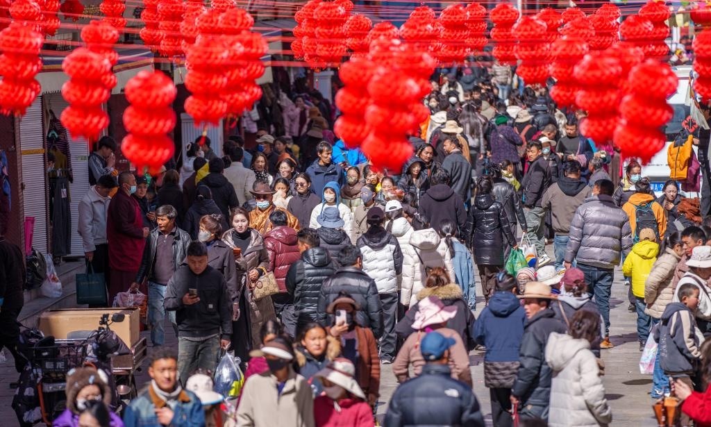 ازدهار الأسواق في مدينة لاسا بجنوب غربي الصين خلال موسم عيد الربيع