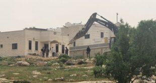 الاحتلال يخطر بهدم أربعة منازل في قرية الكوم غرب الخليل