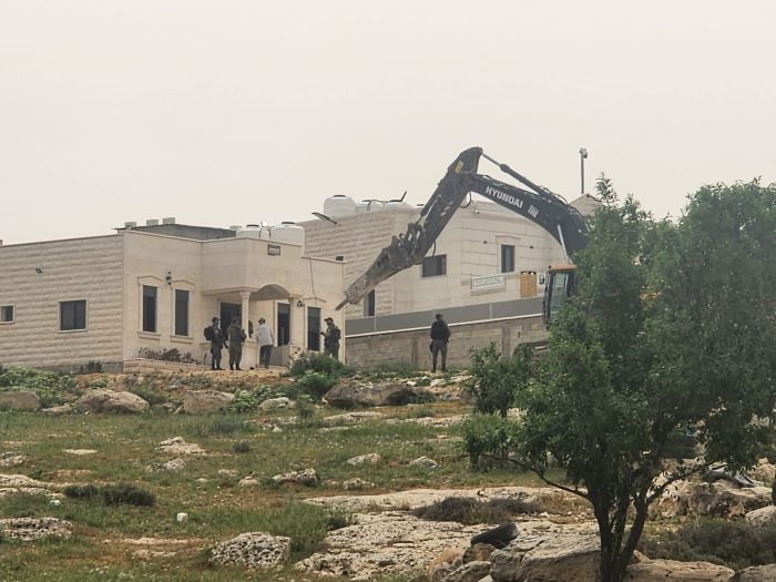 الاحتلال يخطر بهدم أربعة منازل في قرية الكوم غرب الخليل