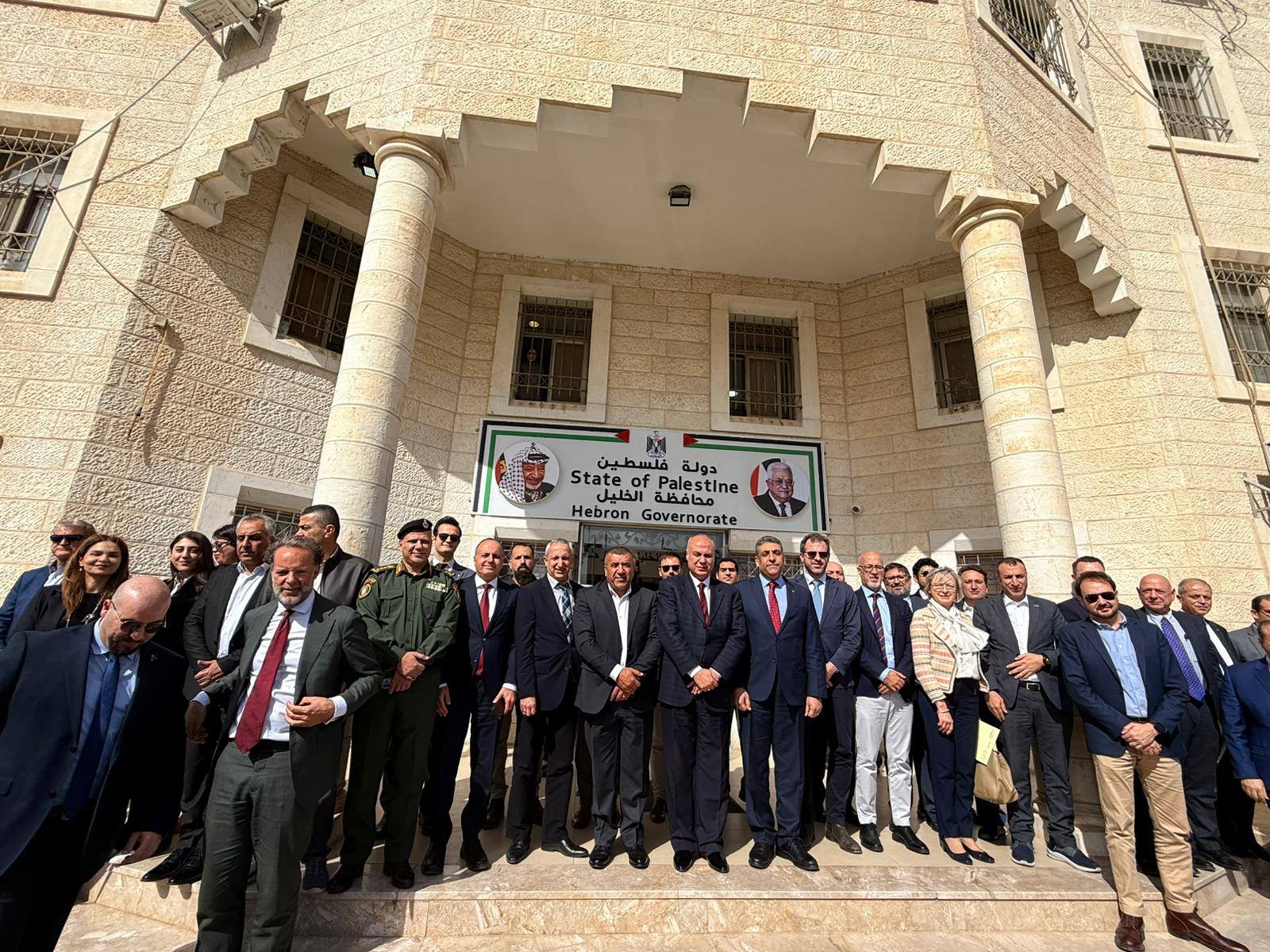 محافظ الخليل يطلع سفراء وقناصل دول عربية وأجنبية على أوضاع المحافظة