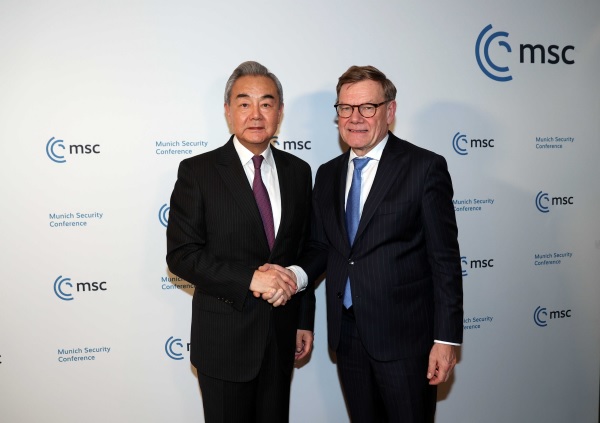 وزير الخارجية الصيني يحث الصين وألمانيا على معارضة الأحادية معا