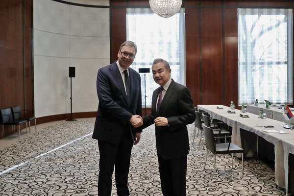 الصين وصربيا تتعهدان بتعزيز العلاقات وتعميق التعاون وسط حالة عدم اليقين العالمية