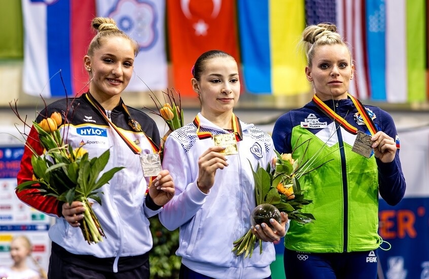 الروسية آنا كالميكوفا تتوج بذهبيتين في بطولة العالم للجمباز الفني