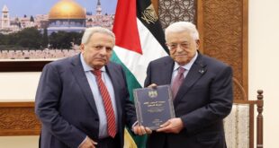 سيادة الرئيس محمود عباس يتسلم مسودة الدستور المؤقت لدولة فلسطين