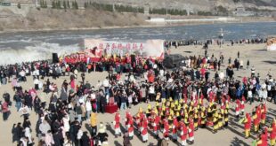 الصين : منطقة شلال هوكو السياحية تشهد ذروة الإقبال خلال عطلة رأس السنة الصينية