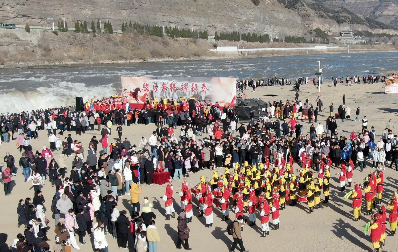 الصين : منطقة شلال هوكو السياحية تشهد ذروة الإقبال خلال عطلة رأس السنة الصينية