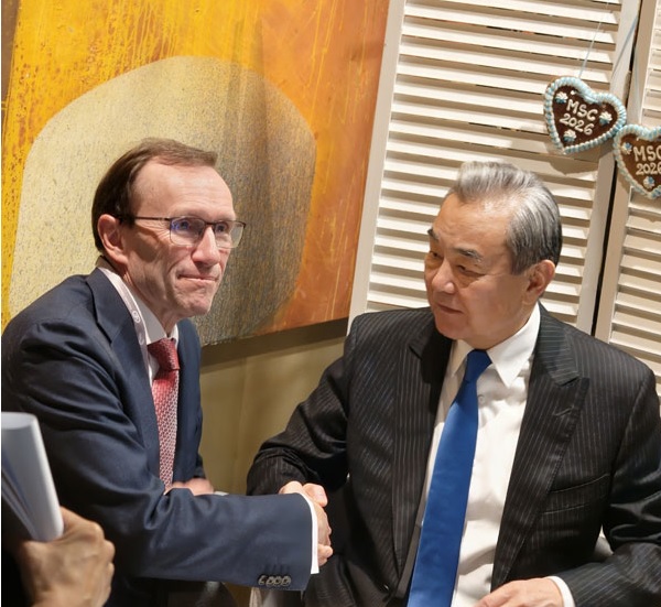 وزير الخارجية الصيني يحث النرويج على لعب دور بناء في العلاقات بين الصين وأوروبا