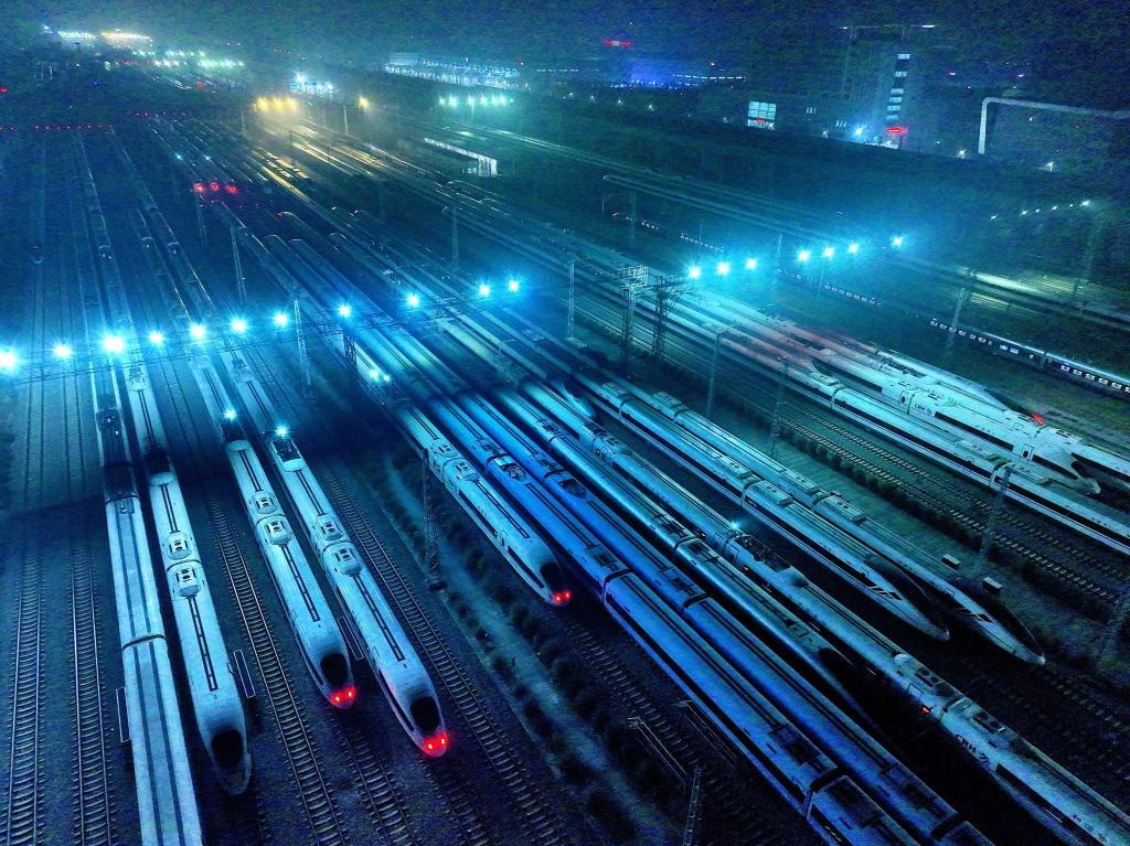 القطارات فائقة السرعة تستعد لموسم ذروة السفر بمناسبة عيد الربيع في الصين