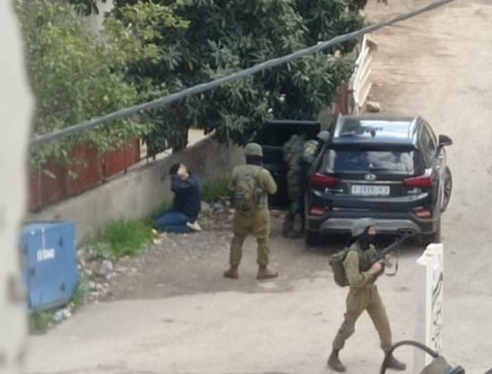 الاحتلال يواصل عدوانه على قرية اللبن الشرقية جنوب نابلس لليوم الثاني