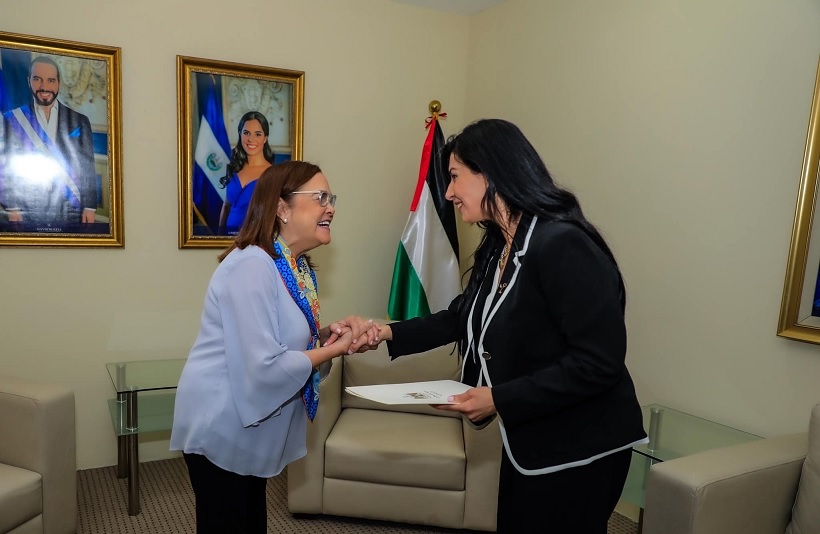 السفيرة رينا فتوح تُسلّم نسخة من أوراق اعتمادها إلى وزيرة خارجية السلفادور