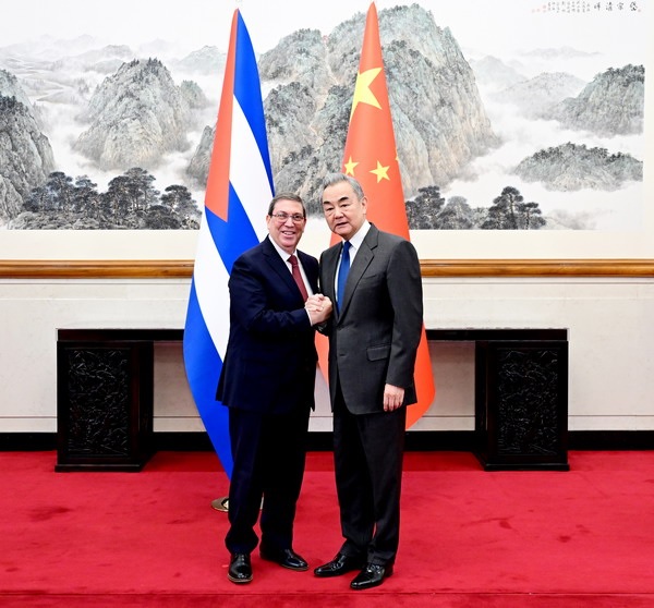 وزير الخارجية الصيني: الصين تعارض تدخل القوى الخارجية غير المبرر في كوبا