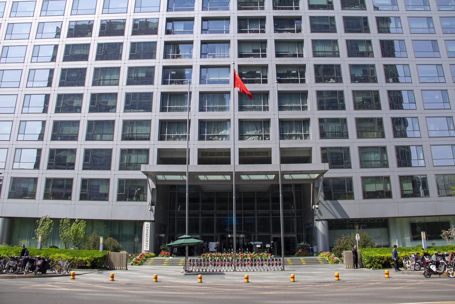 لجنة تنظيم الأوراق المالية الصينية تتخذ خطوات لتحسين آلية المستثمرين الاستراتيجيين